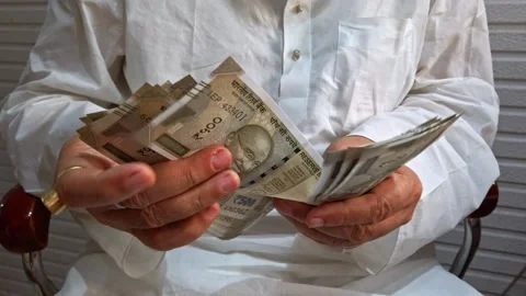 Man counting 500 rupee banknotes in money changer. Stock Footage 136349707
