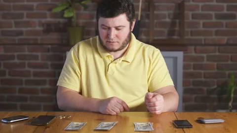 Man counting one hundred dollars bills and plans a budget. Home finance. 스톡 동영상 142991613