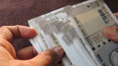 Man counting sort lots of indian 500 rupee bank paper note cash money currency Vidéo 138740415