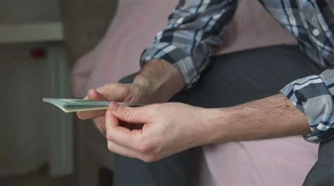 Man counts the money Vidéo 60037653