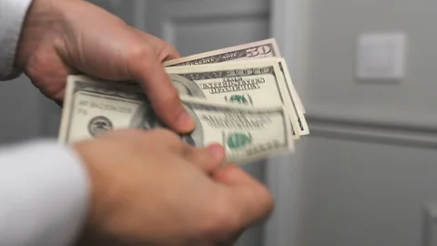 The man counts the money 動画素材 130026129