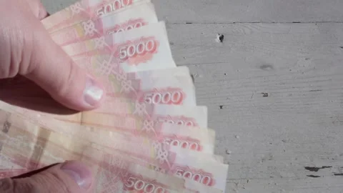 Man counts red paper 5000 rubles bills. Russian cash money in male hand Vídeos de archivo 283853541