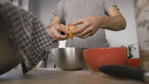 Man Cracking egg 스톡 동영상 129858312