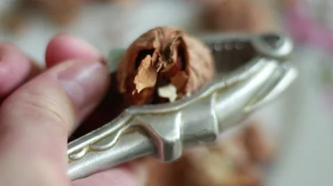 Man cracking nuts Vídeo Stock 64621220