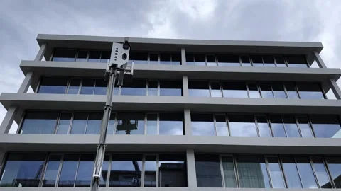 Man with a Crane Cleaning Windows on a Modern Office Building Stockbeeldmateriaal 285498652