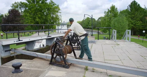 Man Cranking Closed A Gate Of The Ottawa Locks Vidéo 63432965