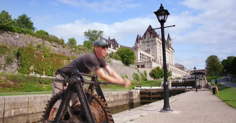 Man Cranking Open The Ottawa Locks Infront Of The Chateau Laurier Downtown Vidéo 64971464