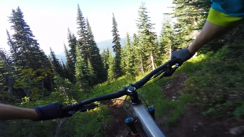 Man Crashes While Riding Mountain Bike  Vidéo 119275416