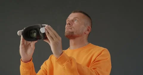 Man Creates a Digital Persona with VR augmented headset. 動画素材 267016937