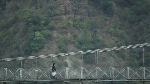 Man crossing a bridge Video stock 102776054