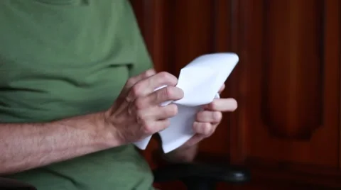 Man crumples a sheet of paper 動画素材 65370754