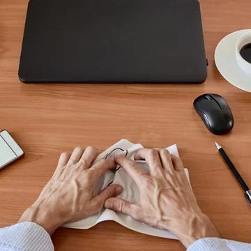Man crumpling paper Photos