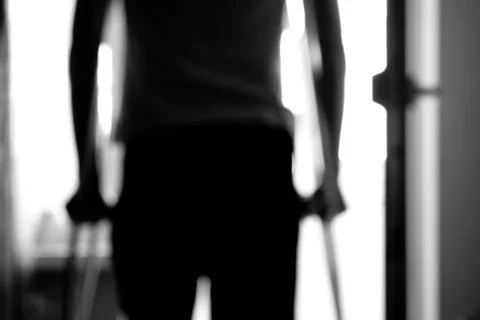 Man on crutches Stock-Fotos