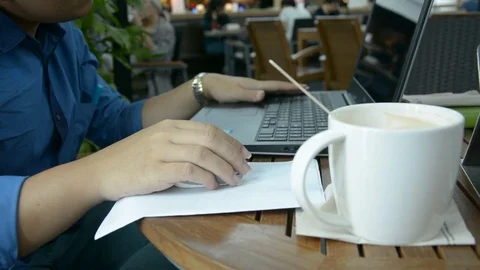 Man with a cup of coffee working on his laptop Vídeos de archivo 83782842