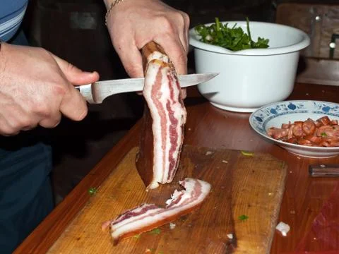 Man cut bacon 库存照片