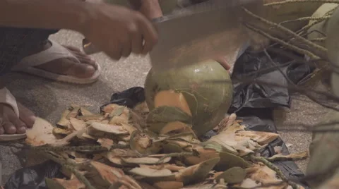 The man cut up the coconut with a large knife Vídeos de archivo 68732430