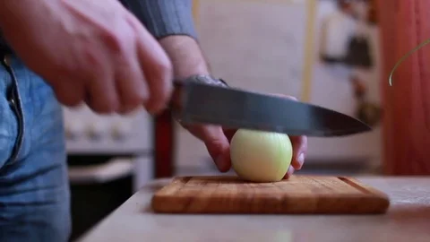 Man Cut The Onions in home kitchen Vidéo 72961699
