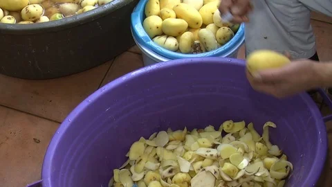 Man cut potatoes in the kitchen 動画素材 90230113