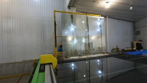 Man cut sheets of glass on the table.Cutting float glass. Vídeo Stock 126921210