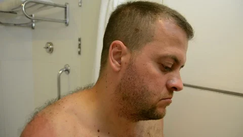 Man cuts a beard in the bathroom 動画素材 116908520