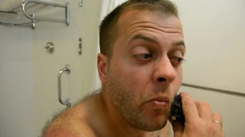 Man cuts a beard in the bathroom Vidéo 116908638