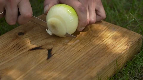Man cuts a bow Видео 80234241