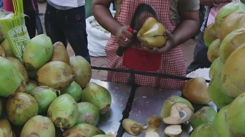 Man cuts coconut to pieces Video stock 59800770