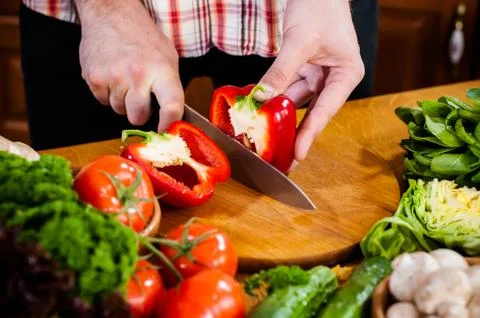 Man cuts fresh spring vegetables Foto stock