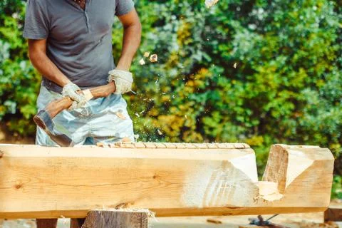 A man cuts a log 库存照片