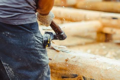 A man cuts a log 库存照片