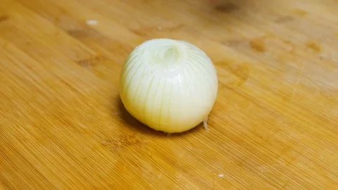 The man cuts the onion and chops the onion. Close shot of a onion. 4K 스톡 동영상 128589659