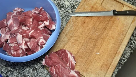 A man cuts the pork Видео 101201218