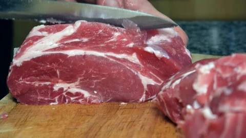 A man cuts the pork Vídeos de archivo 101201875