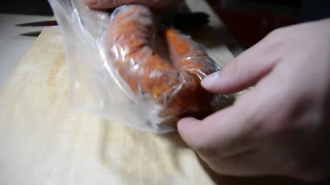 Man cuts into thin slices fatty sausage. Shooting closeup. Chef cutting salami w Vídeo Stock 128621489