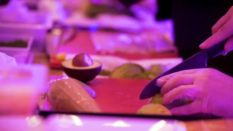 Man cutting Avocado Vídeos de archivo 104663352