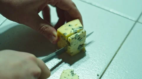 Man Cutting Blue Cheese Видео 133209925
