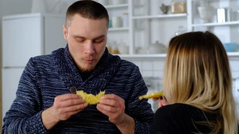 Man on a cutting board slices pineapple into circles 库存影片 127291276
