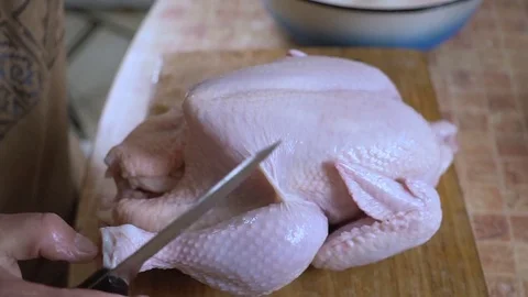 The man is cutting the chicken 스톡 동영상 80092960