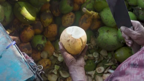 Man cutting coconuts closeup Sri Lanka Asia 库存影片 332503606