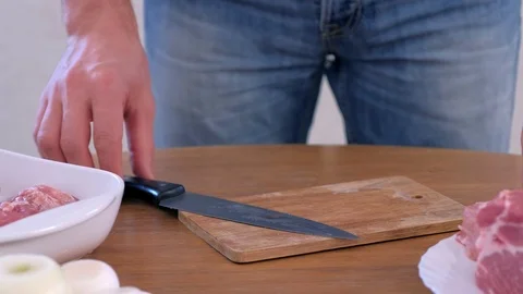Man cutting fresh fillet meat pork on pieces to cook shashlik, hands closeup. Vídeos de archivo 116034341