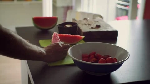 Man cutting fruit for breakfast Vidéo 55254506