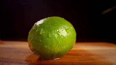 Man cutting a Lime with a sharp knife, professionally lit studio Stock-Footage 125290300