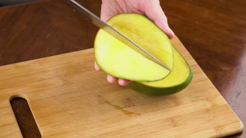 Man cutting mango fruit, selective focus, cut in cubes with knife. Vidéo 144737803