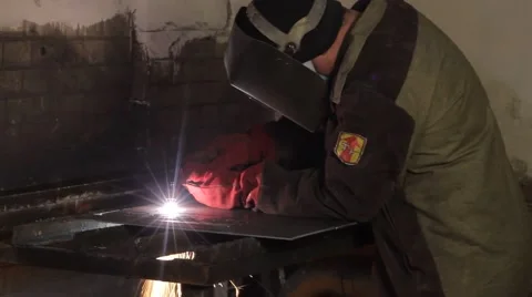 Man cutting metall Vídeos de archivo 62865172