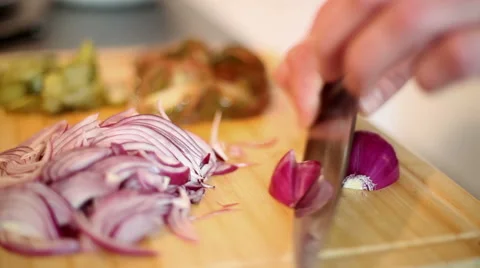 A man is cutting a onions into slices Видео 50445485