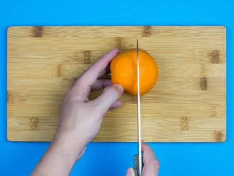 Man cutting an orange Fotos de archivo