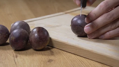 Man cutting passion fruit Видео 93794665