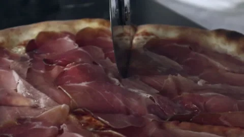 Man cutting pizza 库存影片 200204209