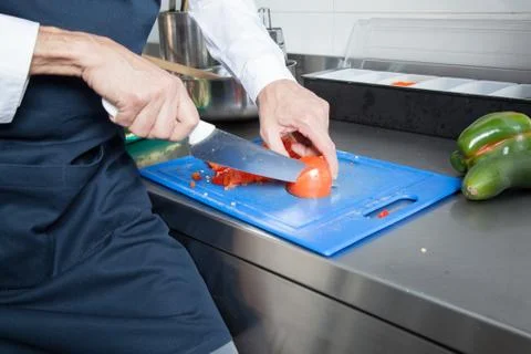 Man cutting a tomato Stock-Fotos