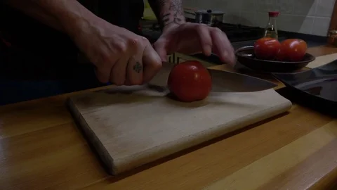 Man cutting tomatoes 4k Vidéo 83958164